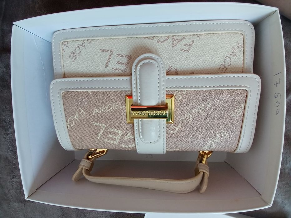 Женская сумка бежевого цвета