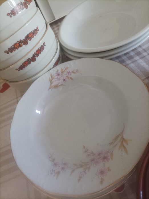 Продавам порцеланови чинии и сервизи, стъклени съдове, чаши