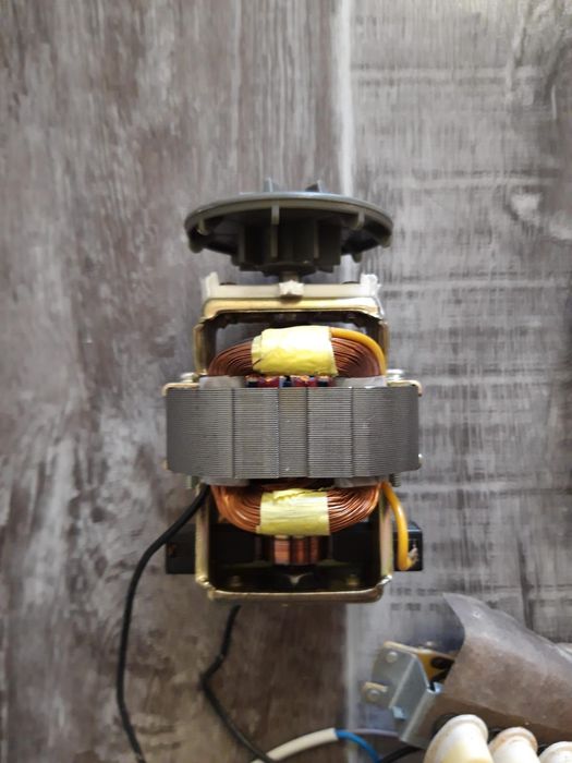 Двигатель , мотор от блендера.