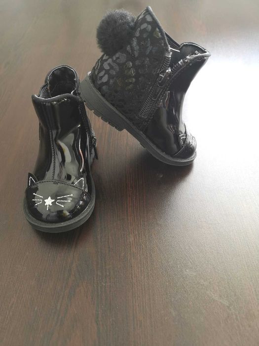 Лачени черни боти с детайл помпон от колекция на Primark. 20/21 номер