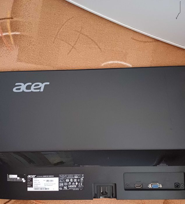 два идентични монитора за компютър ACER