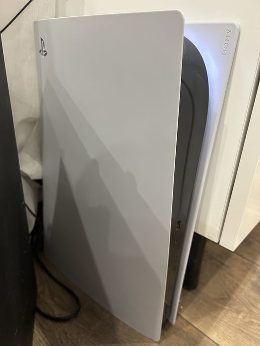 PS 5 с джойстик и подарък втори джойстик!