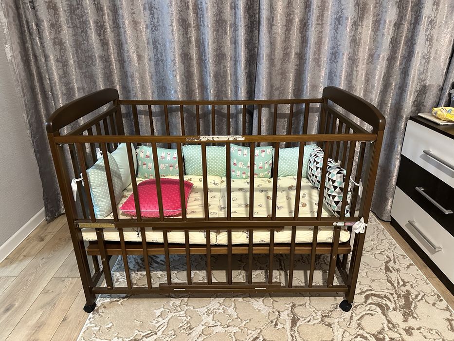 Манеж с подушками