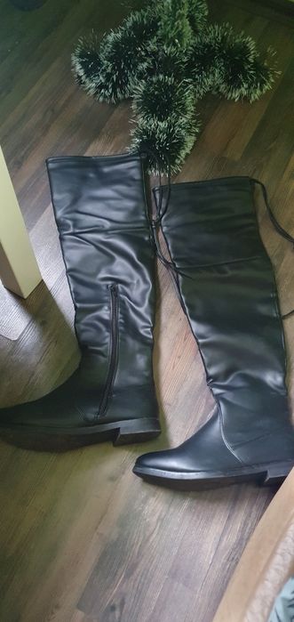 Черни кожени ниски ботуши чизми над коляното