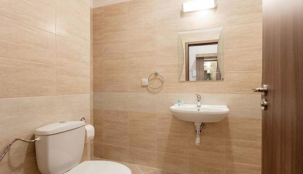 Дава се под наем Двустаен апартамент в Бургас, Зорница - 74 кв.м за 714 € - Снимка #4