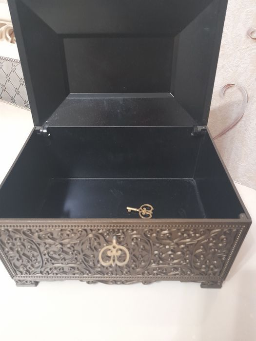 Продаётся металлическая шкатулка для украшений