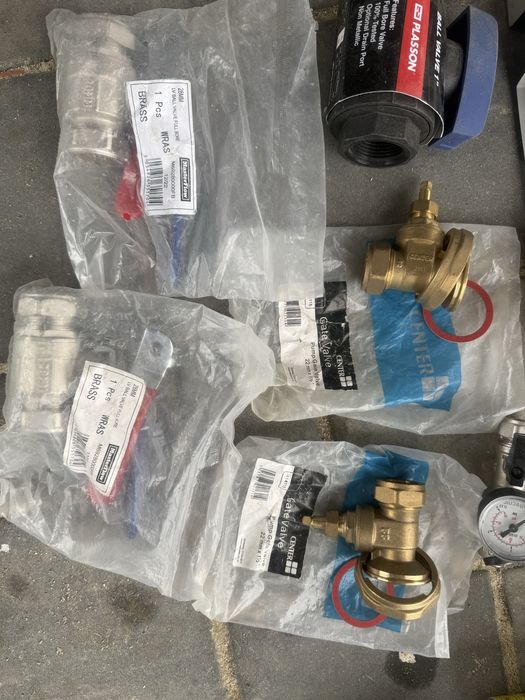 Vind diverse instalati sanitare toate noi la pachet