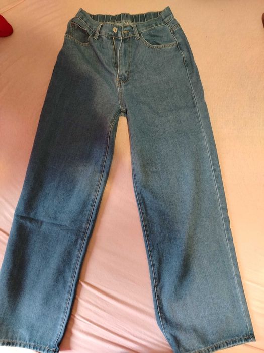 Pantaloni largi de dama.