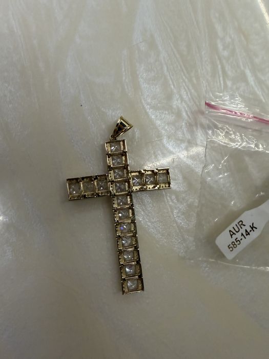 Crucea este noua.aur de 14k