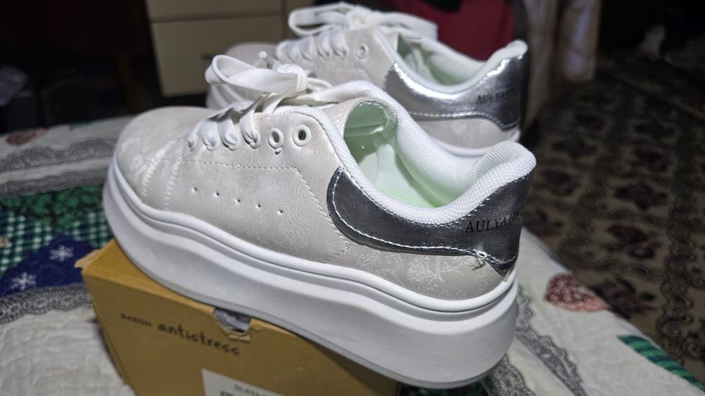 Женская обувь (37 размер)