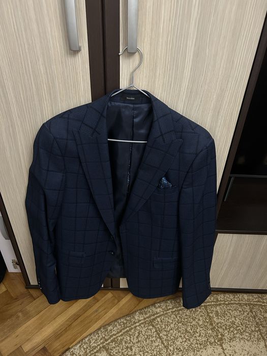 Vând costum marimea m