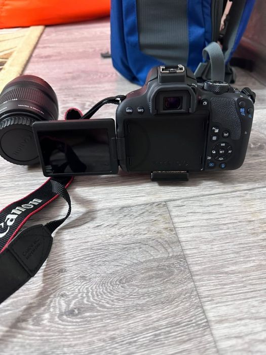 Фотокамера Canon EOS 800D Kit 18-55 IS черный
