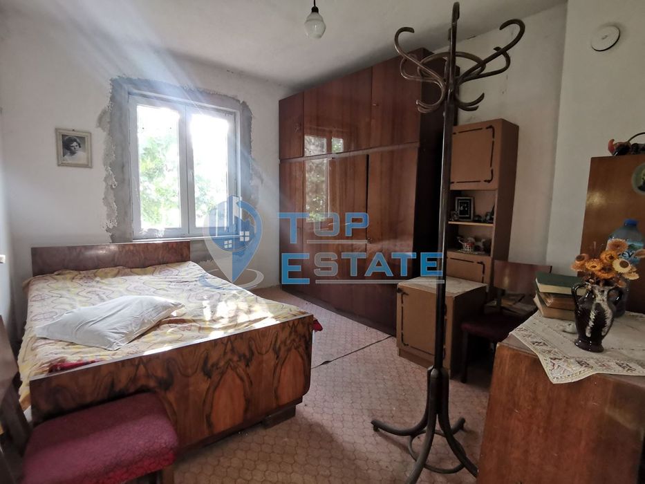 Тухлена къща с гараж и голям двор в село Джулюница, област Велико Тър