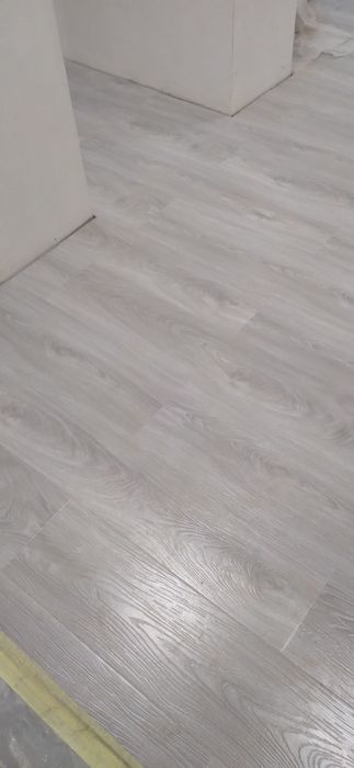 Стелю ламинат. Клею обои. Потолок пластик.