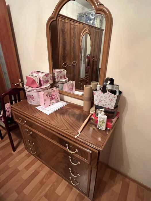 Комод с зеркалом