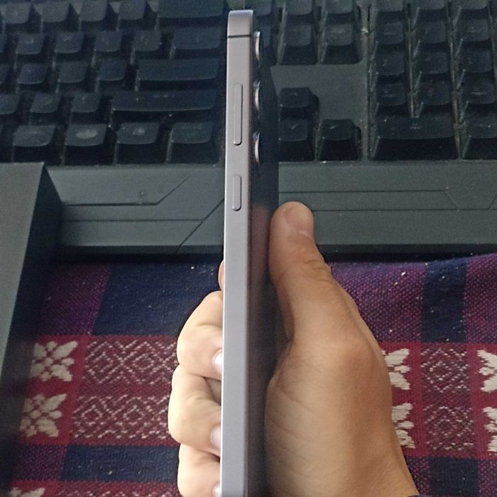 Продавам Samsung Galxaxy S24+ 256 12 RAM с лек дефект !