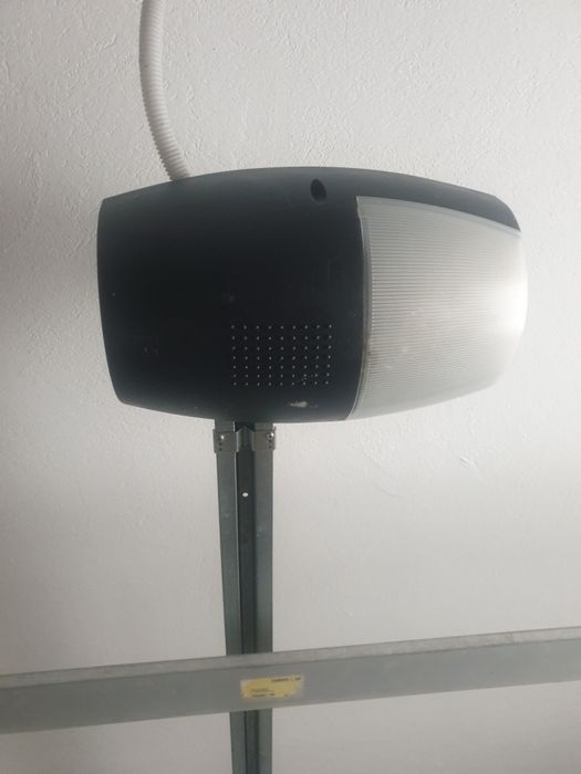 Ușă  pentru   garaj cu   telecomanda.