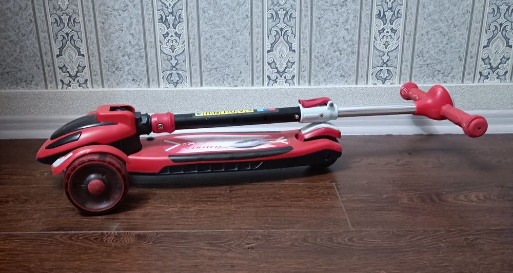 Продаётся детский трёхколёсный самокат.