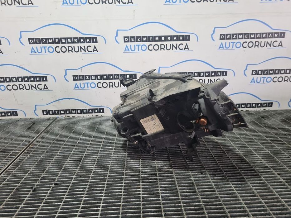 Far Stanga Jeep Cherokee V 2013 - 2017 SUV 4 Usi (951) Fara xenon