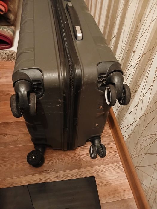 Чемодан  9000 тенге