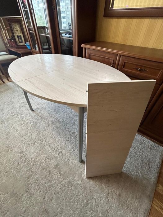 Продам стол в отличном состоянии, раздвижной как на фото