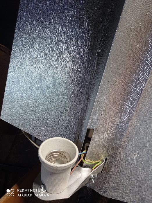 Отразител с фасунка и метална шина