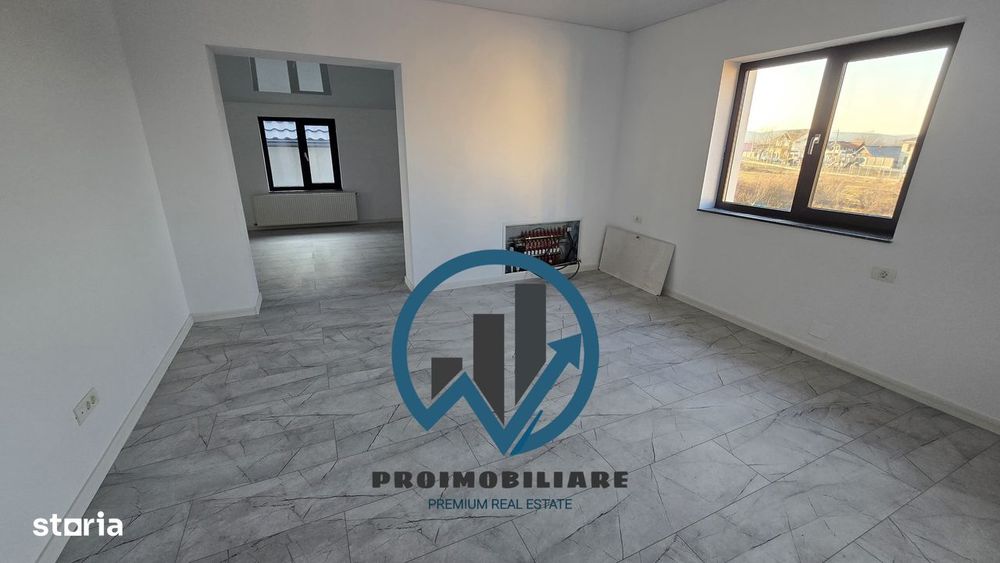 Vând apartament cu curte proprie 4 camere Glâmboc