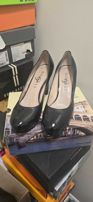 Туфли черные и цвет айвори