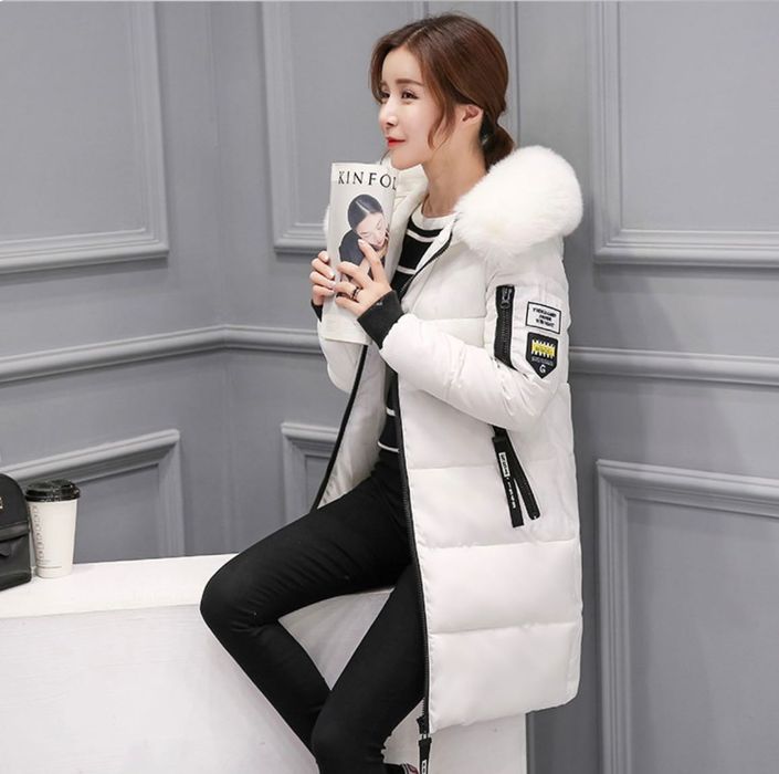 Дамско бяло яке с качулка и бял пух