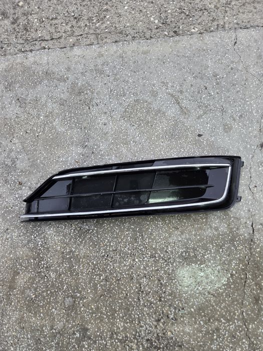 Audi A8 D4 13-17г долна дясна решетка към пр броня ОЕ