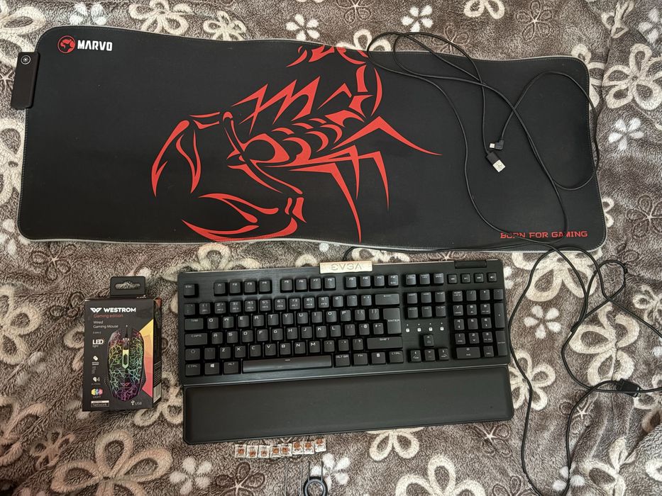 Геймърска клавиатура,мишка и подлошка