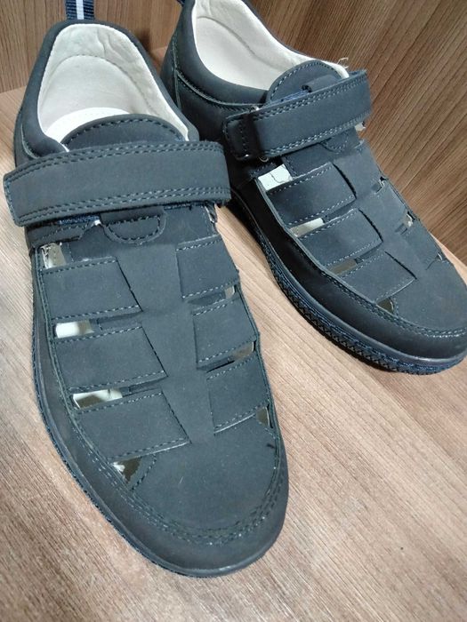 Новые школьные сандалии для мальчика