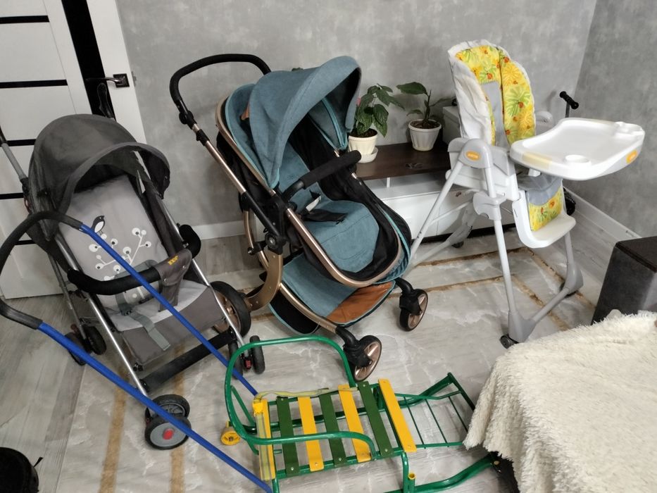 Продам 2 коляски, детский столик, санки