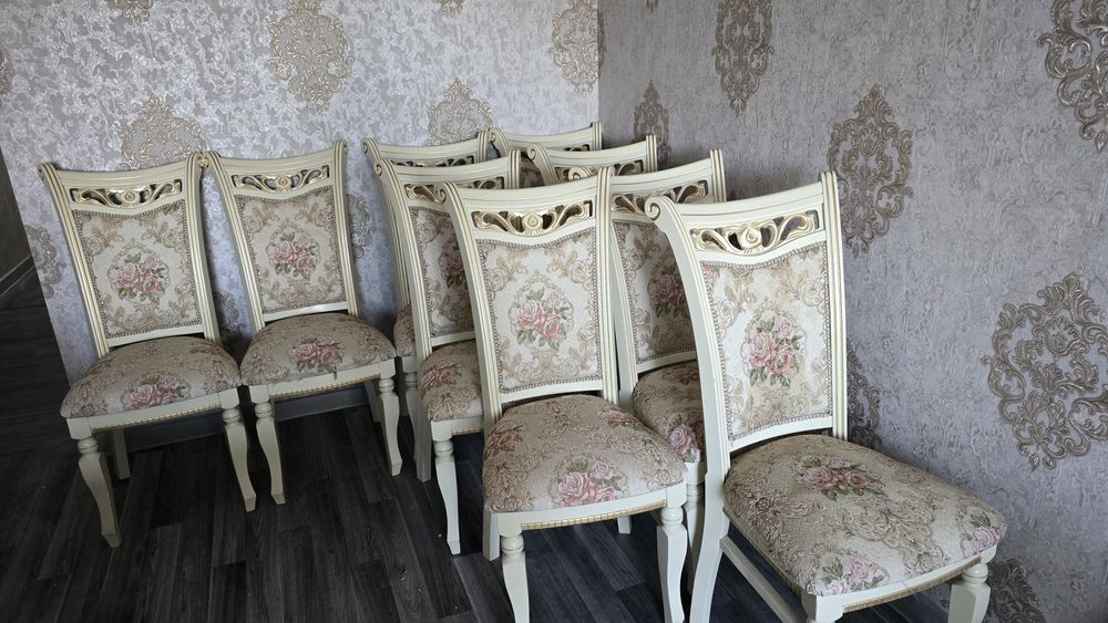 Продаётся стол и 12 стульев.