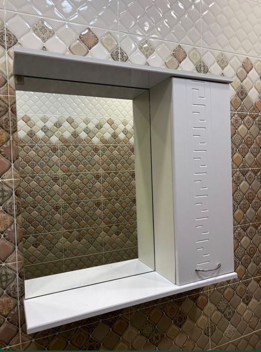 Продам зеркало  с тумбой .