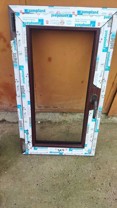 Fereastra 570 x 990 culoare mahon 350 lei per buc