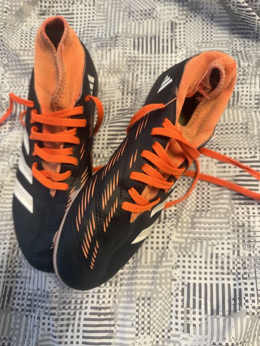 Бутонки Adidas.