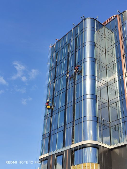 Альпинист услуги. Alpinist xizmatlari Краска работает.Мойка окон