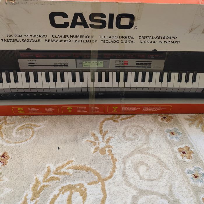 Продам синтезатор