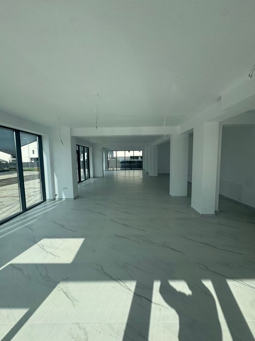 Spatiu comercial plus 8 locuri de parcare incluse 160m2 utili