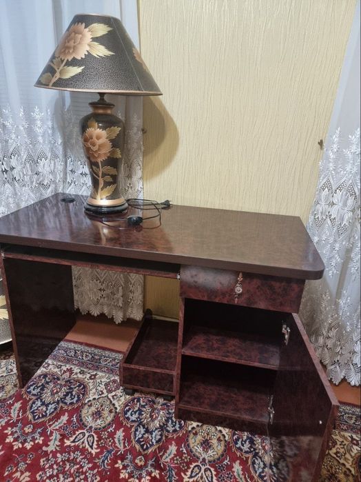 Письменный стол.