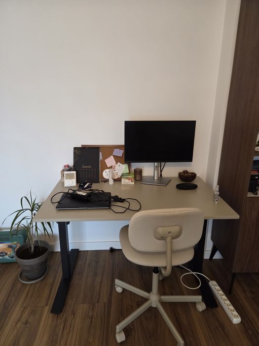 Birou reglabil manual IKEA + scaun birou IKEA – stare impecabilă
