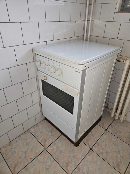 Aragaz cu patru ochiuri si cuptor pe gaz. Model Gorenje