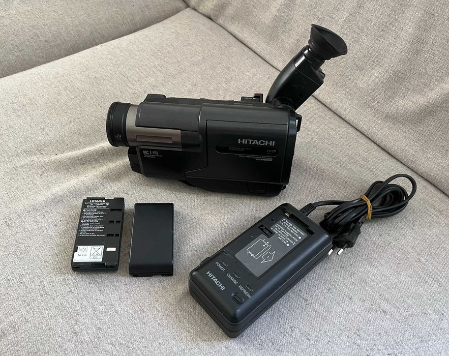 Camera video Hitachi VM-H610E Hi8 PAL cu incarcator si acumulatori