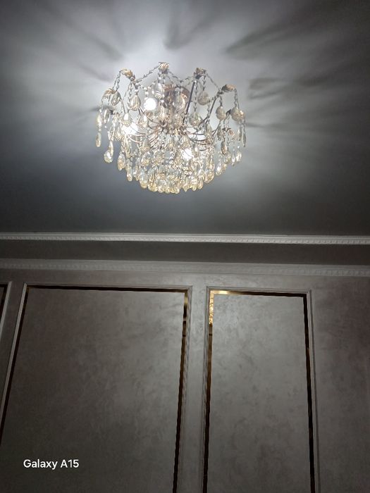 Прдаеться люстра