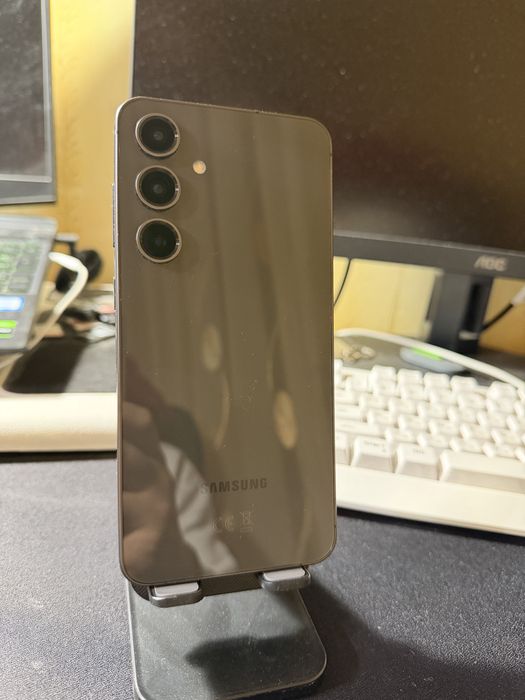 Продавам Samsung Galaxy S24 FE 256gb 8gb Ram