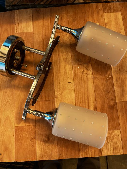 Продам люстру  двухрожковую