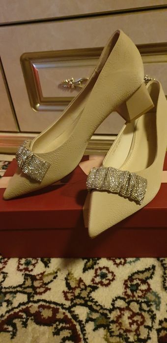 Yangi tufli, kiyilmagan