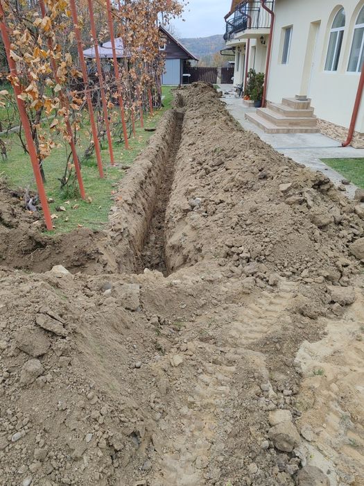 Inchiriez miniexcavator cu picon si operator Execut lucrări