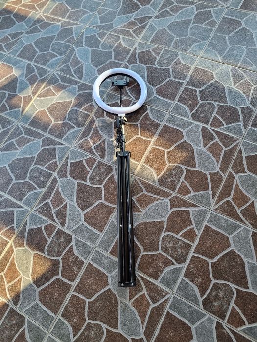 Lampă circulară cu trepied